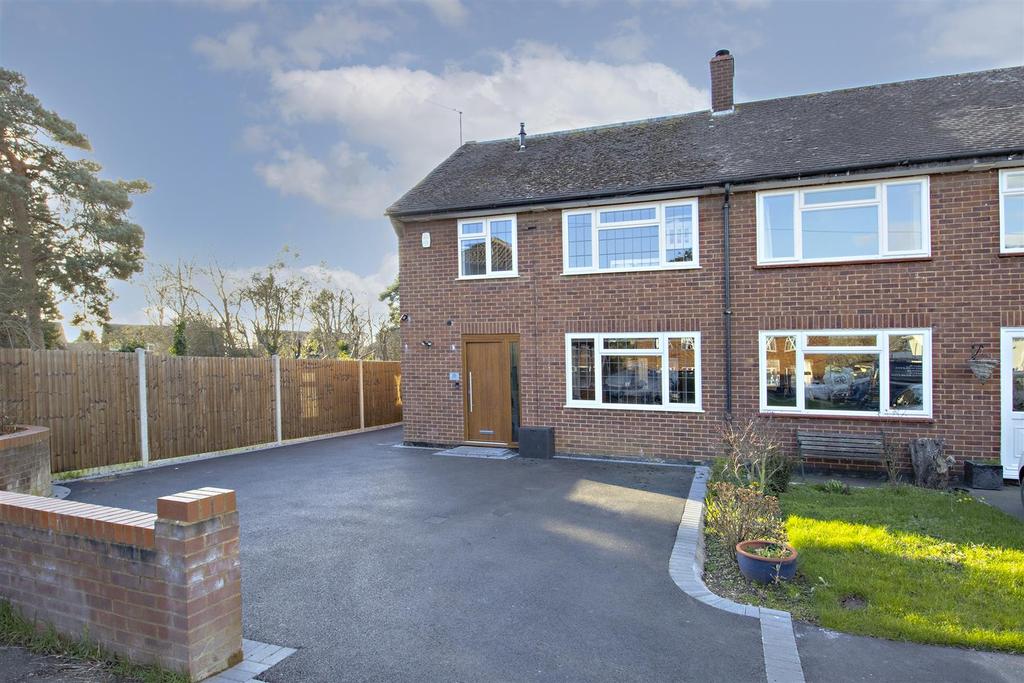 Pine Grove, Bushey, Hertfordshire, WD23 4 bed detached house £600,000