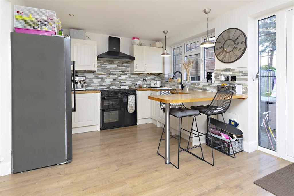 Pine Grove, Bushey, Hertfordshire, WD23 4 bed detached house £600,000
