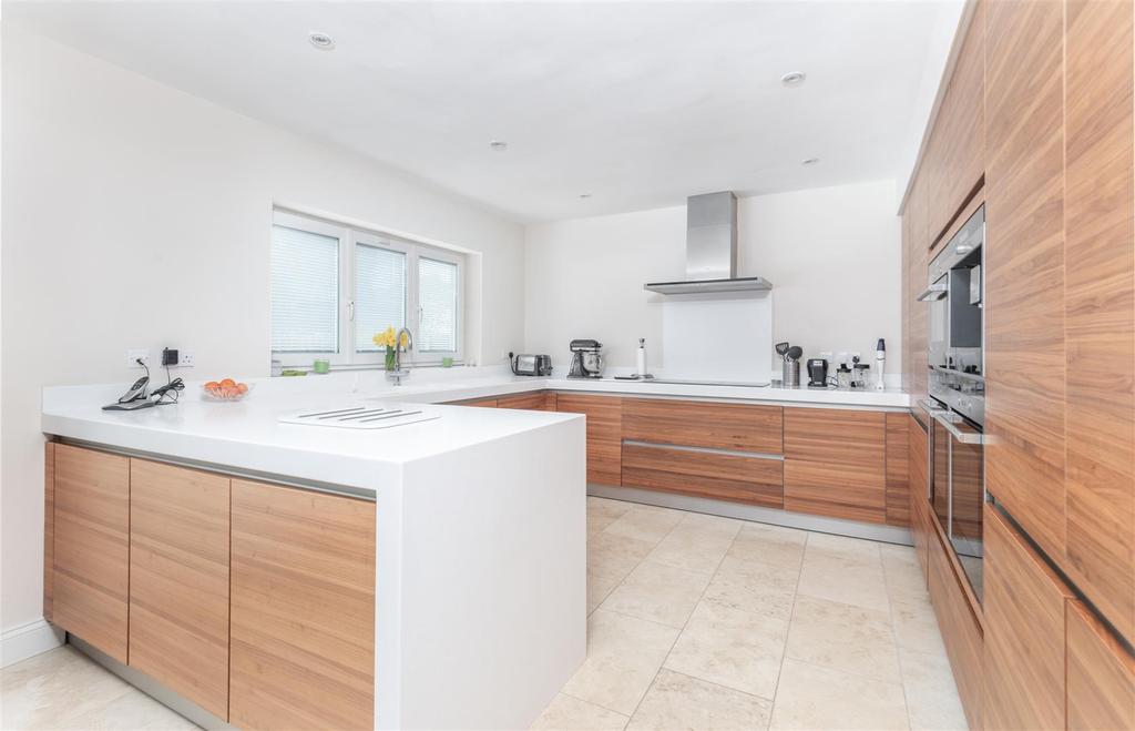 Newberries Avenue, Radlett, Hertfordshire, WD7 6 bed detached house for