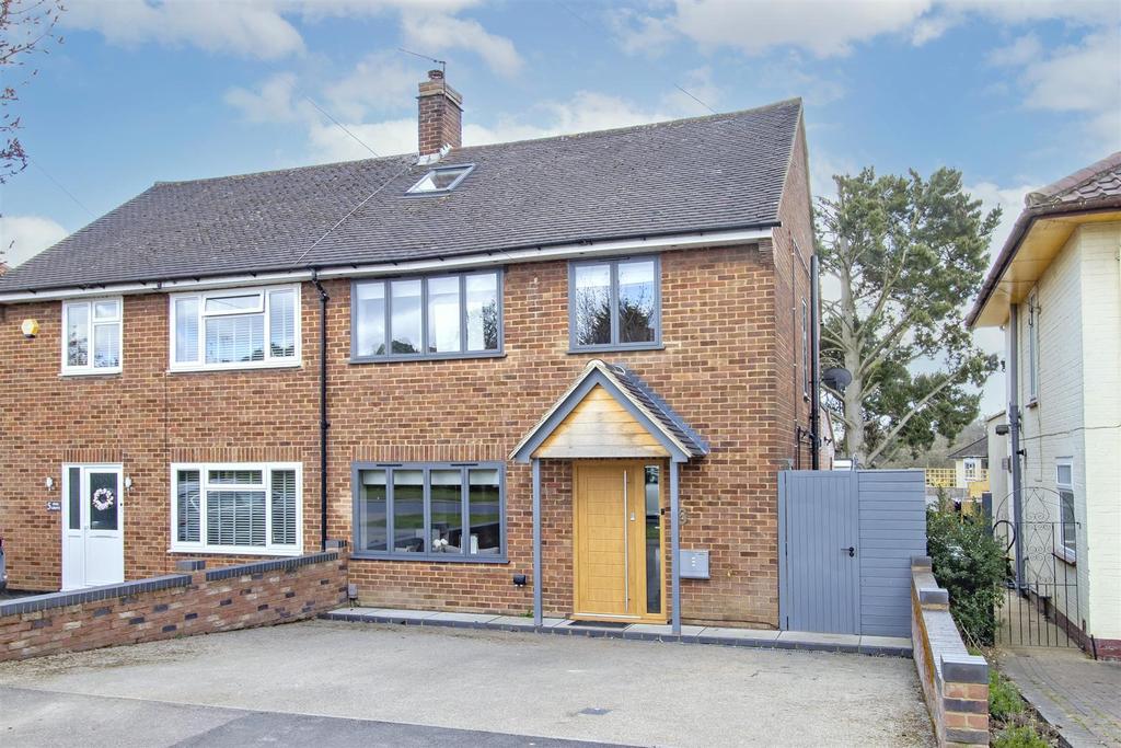 Pine Grove, Bushey, Hertfordshire, WD23 3 bed detached house £565,000