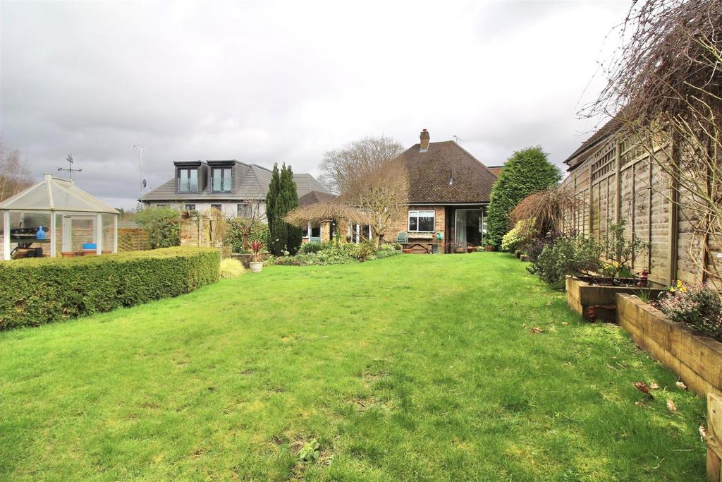 Links Drive, Radlett, Hertfordshire, WD7 3 bed detached house £1,125,000