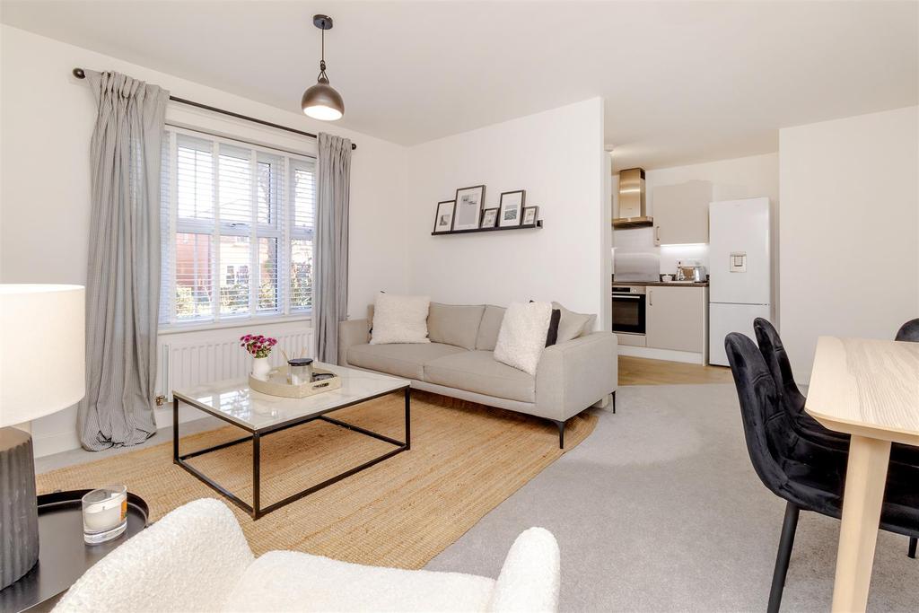 Meadow Avenue, Shenley, Radlett, Hertfordshire, WD7 2 bed apartment £