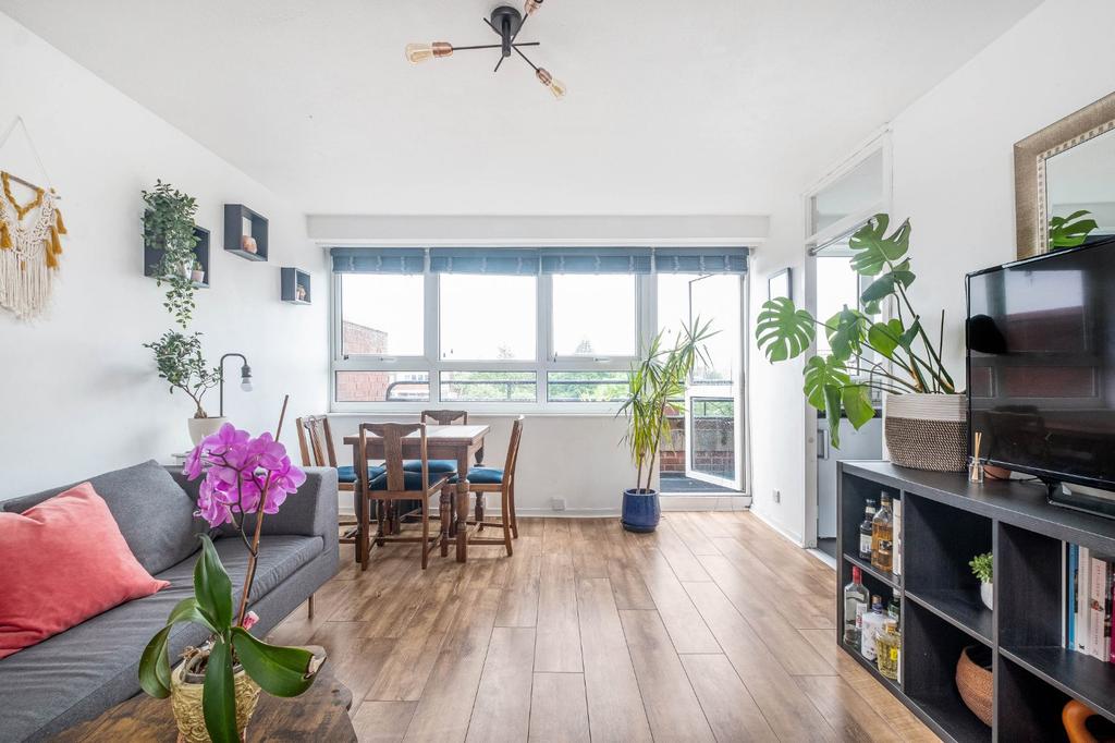Goulden House, Bullen Street, London, SW11 1 bed flat £350,000