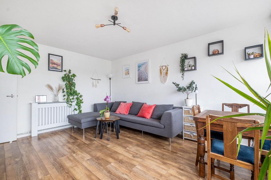 Goulden House, Bullen Street, London, SW11 1 bed flat £350,000