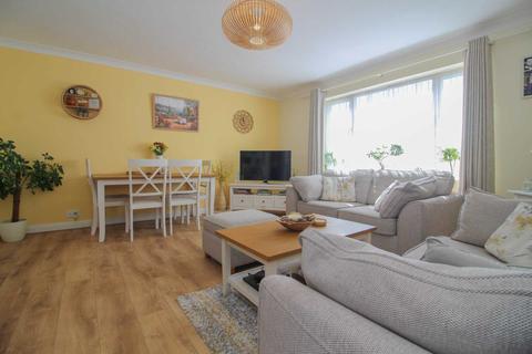 2 bedroom flat for sale - Champneys, Upper Hitch, Carpenders Park