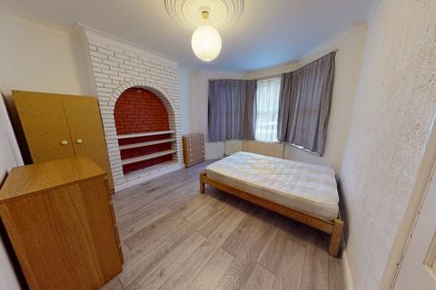 1 bedroom in a house share to rent - Sirdar (R1)