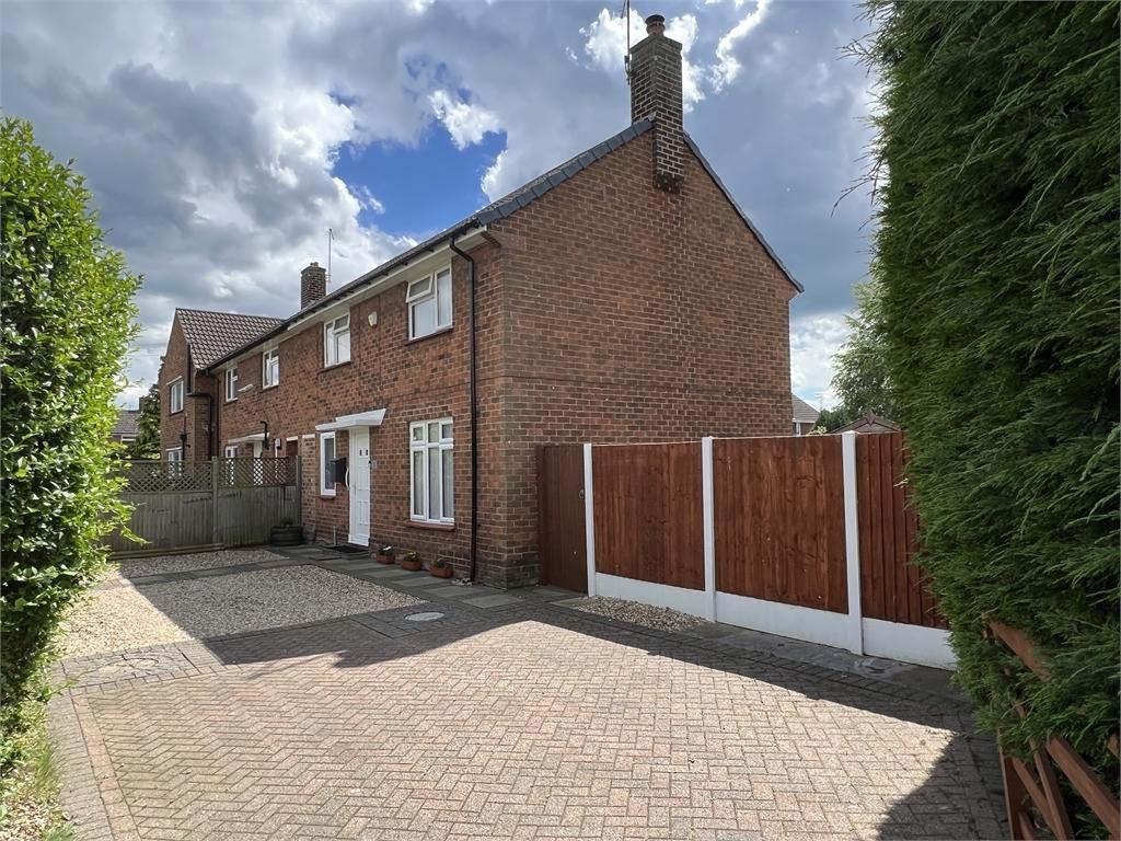 The Meadows, Farndon, Nottinghamshire. 3 bed end of terrace house £