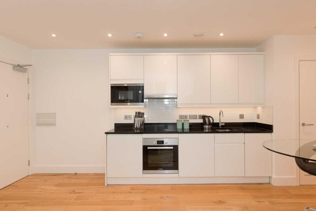 Rutland House, Epsom 1 bed apartment £1,100 pcm (£254 pw)