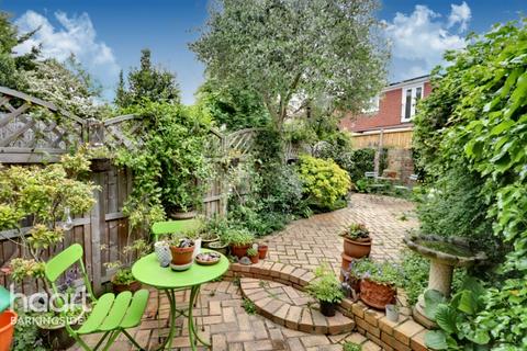 2 bedroom cottage for sale - Sandringham Gardens, Barkingside