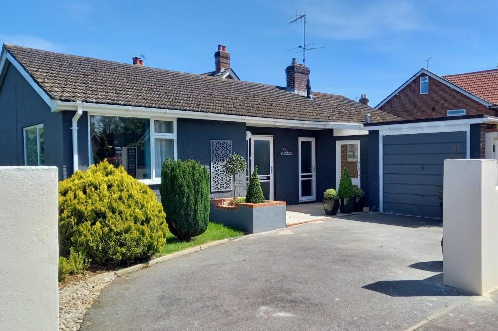 Edwina Close, Ringwood, BH24 1SY 2 bed bungalow for sale £495,000