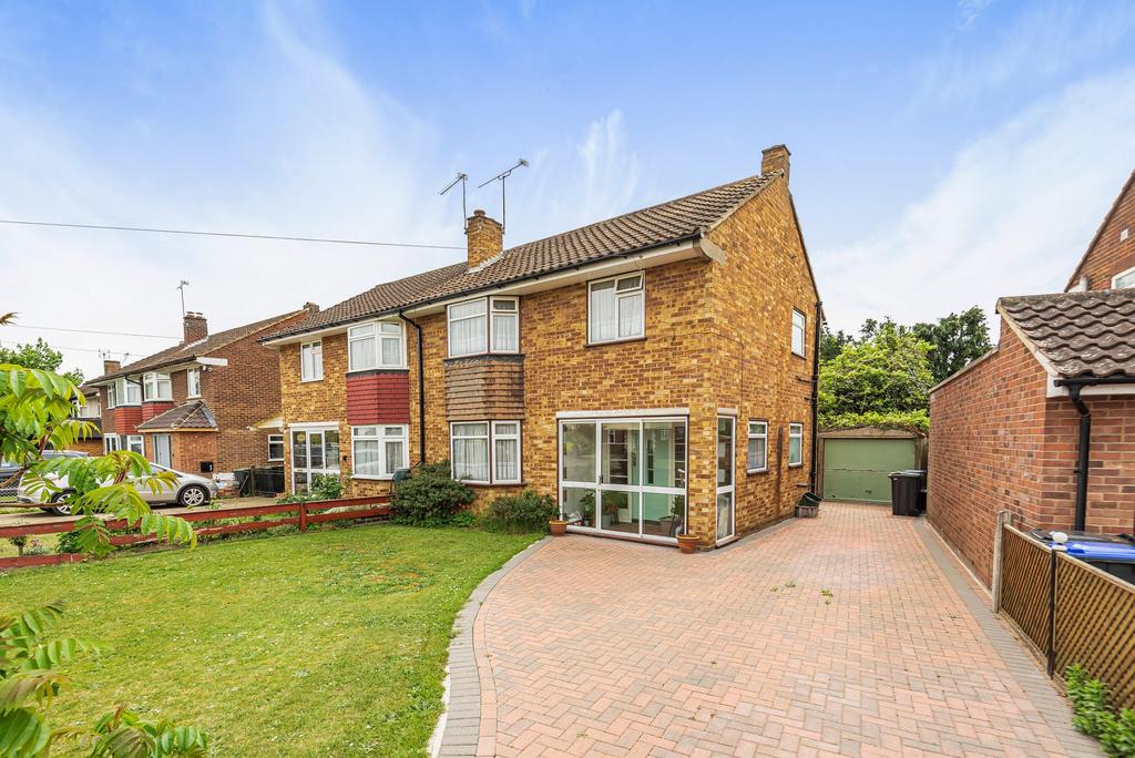 Pinewood Green, Iver, SL0 3 bed semidetached house £500,000