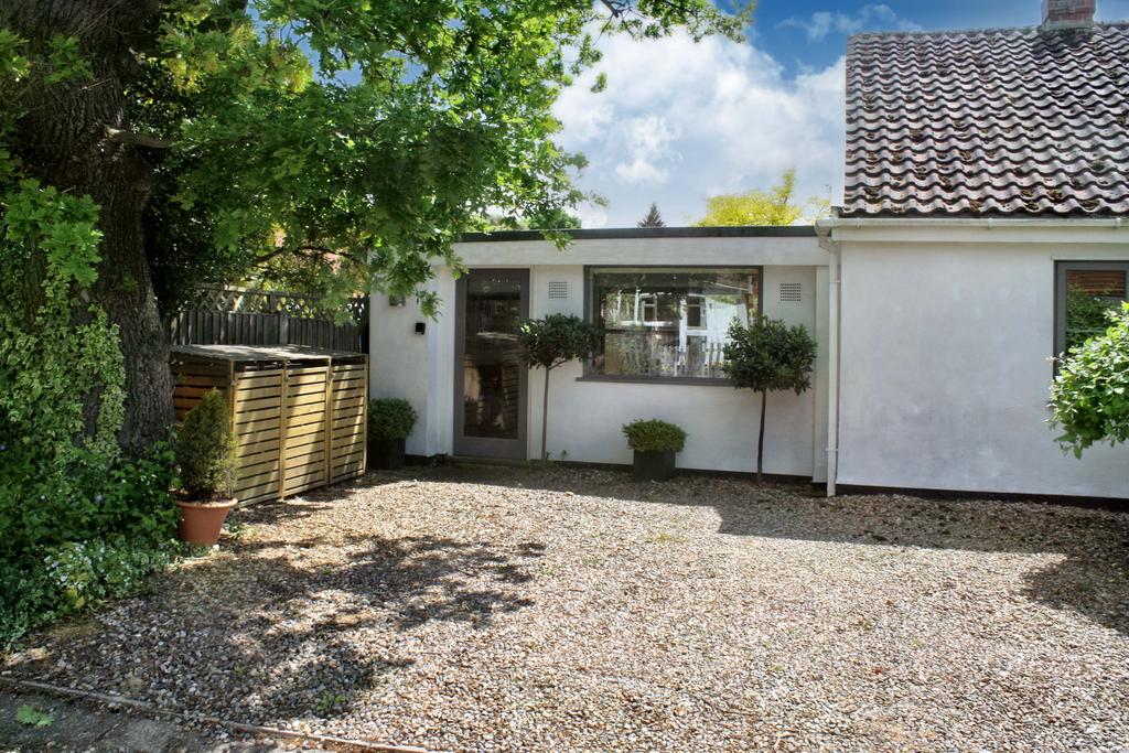 Grove Lane, Holt NR25 1 bed apartment £650 pcm (£150 pw)