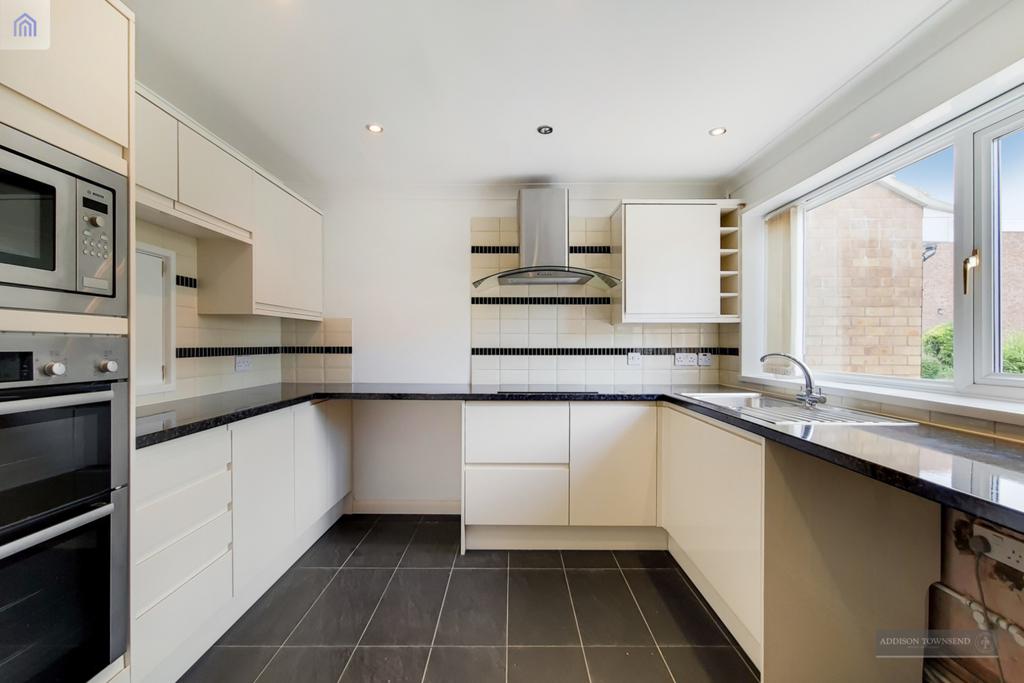 Riverside Place, New Southgate, N11 3 bed terraced house £625,000