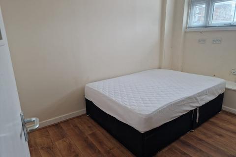 Studio to rent - Flat , Guildford House, - Guildford Street, Luton