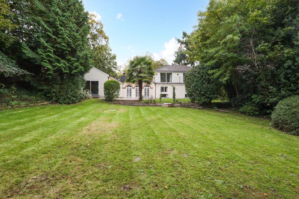 Queens Drive, Oxshott, KT22 5 bed detached house to rent £8,500 pcm