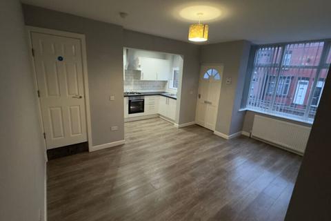 3 bedroom terraced house to rent, Broughton Avenue, Leeds, LS9 6BD