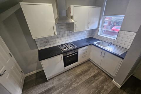 3 bedroom terraced house to rent, Broughton Avenue, Leeds, LS9 6BD