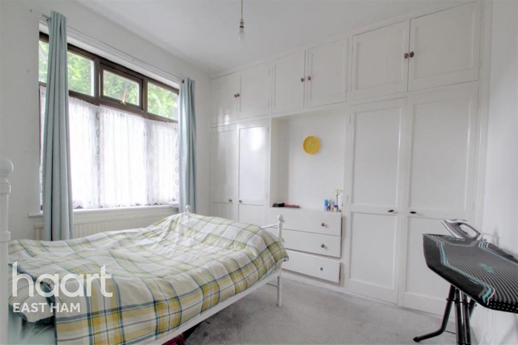 Tyrone Road, E6 3 bed detached house £1,750 pcm (£404 pw)
