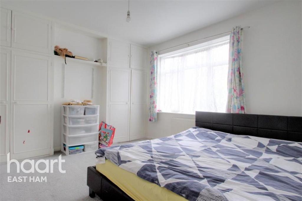 Tyrone Road, E6 3 bed detached house £1,750 pcm (£404 pw)