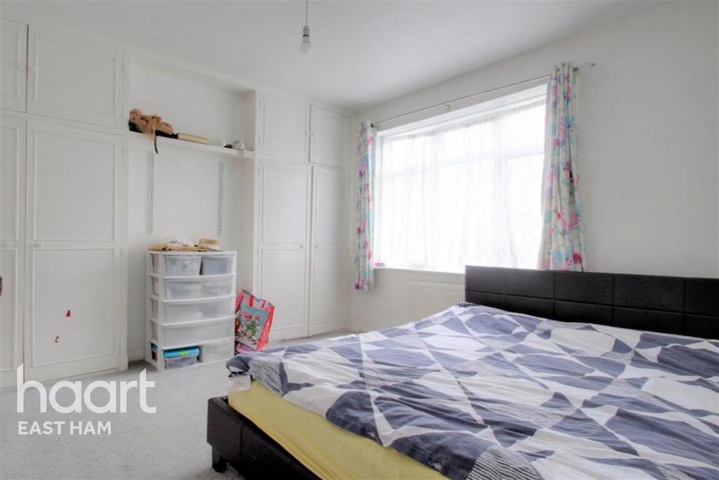 Tyrone Road, E6 3 bed detached house £2,100 pcm (£485 pw)