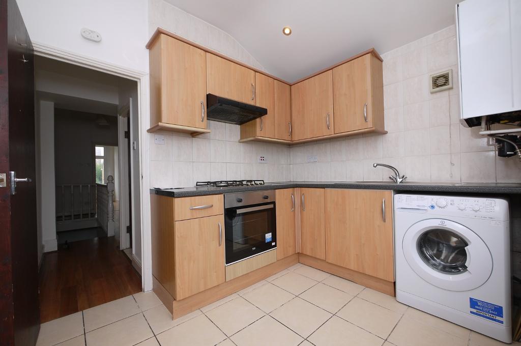 50B Dersingham Avenue,Manor Park, E12 2 bed flat £285,000