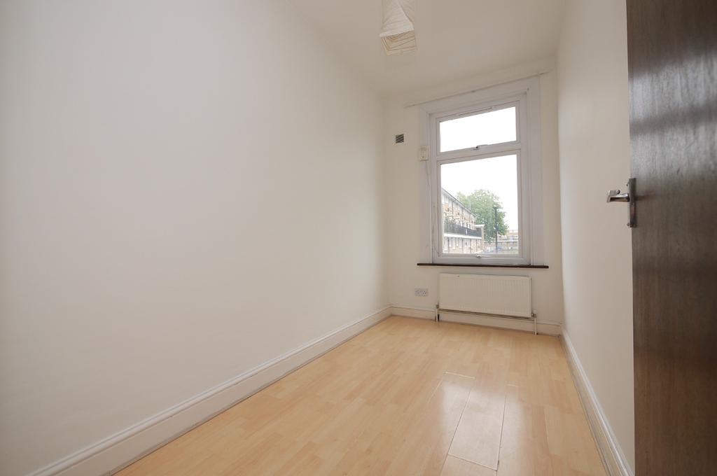 50B Dersingham Avenue,Manor Park, E12 2 bed flat £285,000