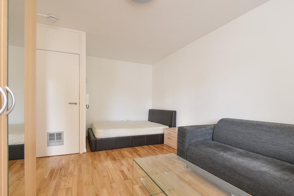Reception-bedroom