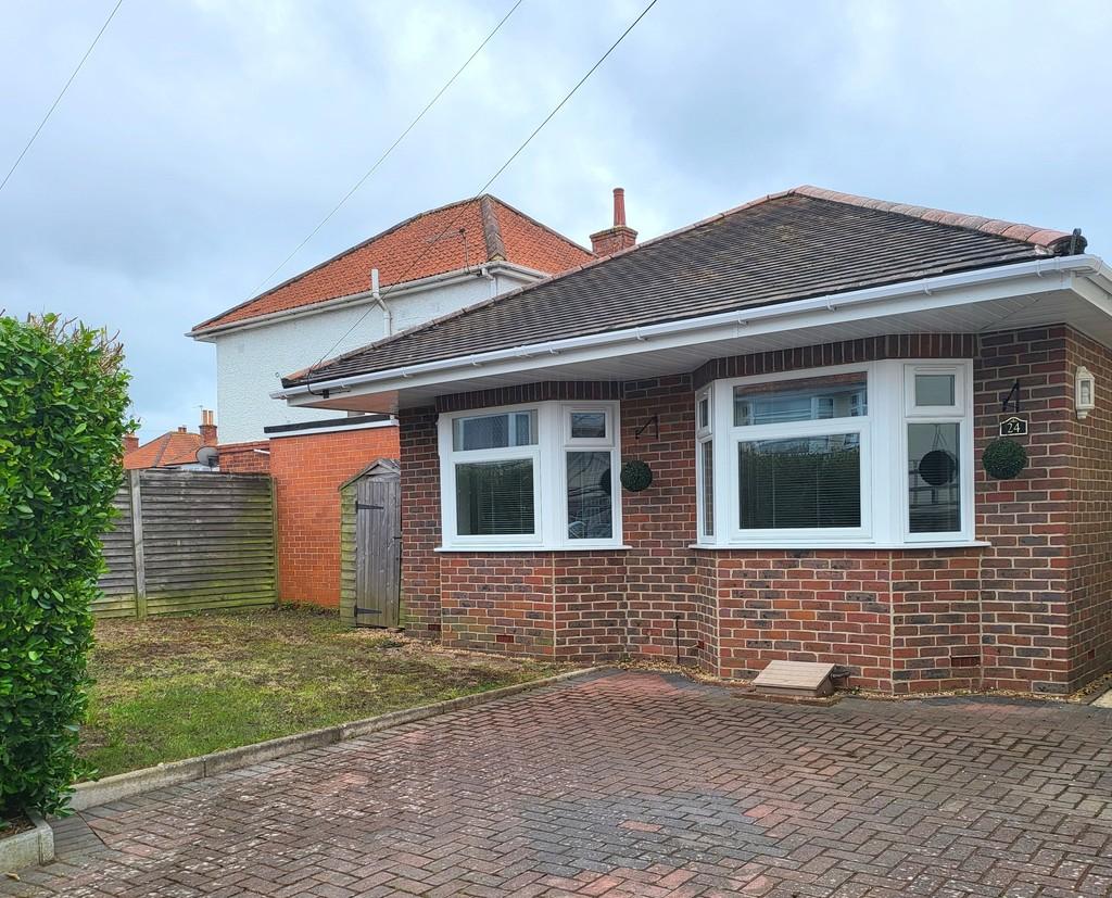 Redhill, Bournemouth 2 bed detached bungalow £1,200 pcm (£277 pw)