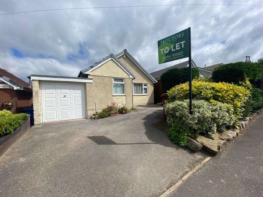 Marsh House Lane, Darwen 2 bed detached bungalow £895 pcm (£207 pw)