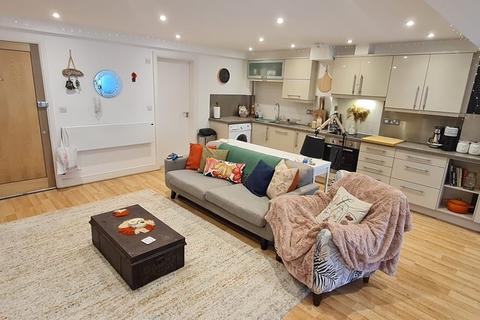 2 bedroom ground floor flat to rent - Bear Lane, Farnham