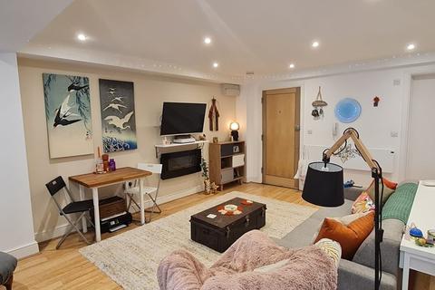 2 bedroom ground floor flat to rent - Bear Lane, Farnham