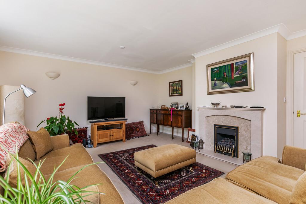 Edgar Road, Winchester 4 bed townhouse £4,000 pcm (£923 pw)