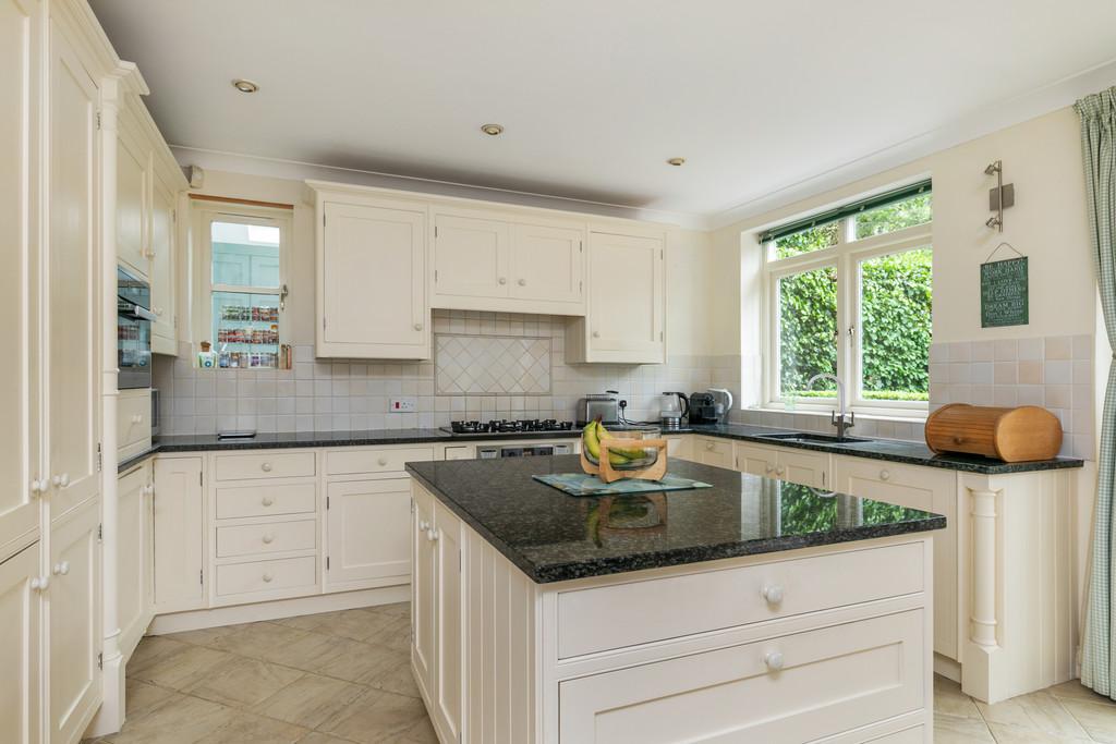 Edgar Road, Winchester 4 bed townhouse £4,000 pcm (£923 pw)