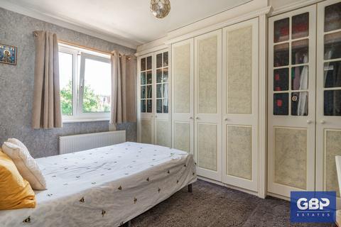 1 Woodlands Avenue, Romford, RM6 6EA