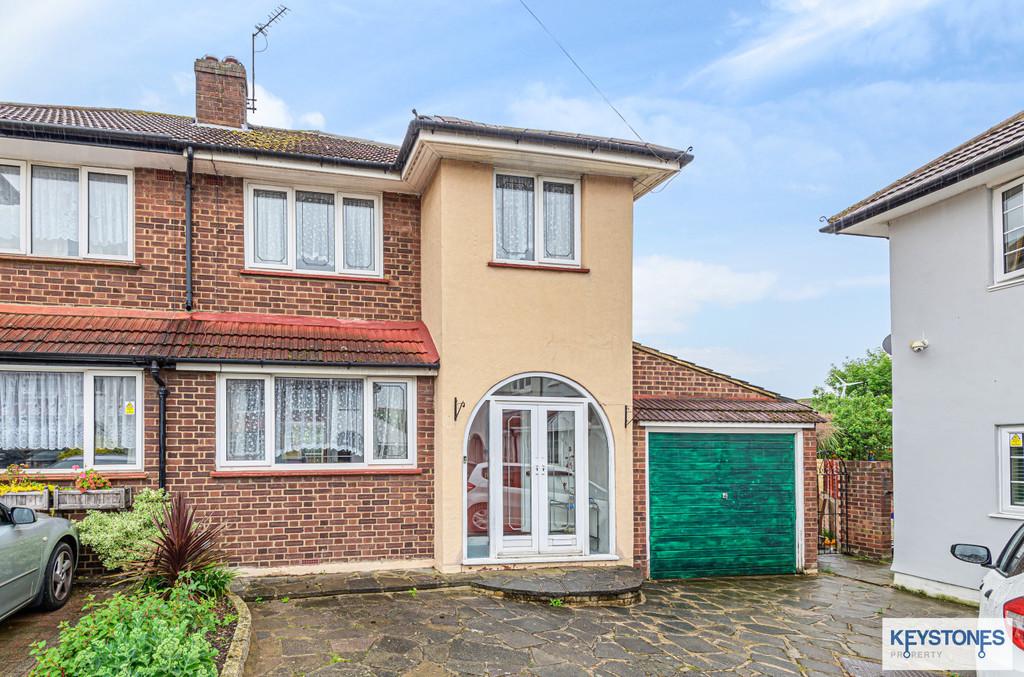 Chaseside Close, Rise Park, Romford 4 bed semidetached house £525,000
