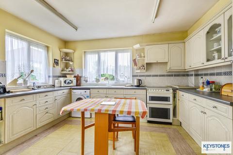6 Chaseside Close, Romford, RM1 4LZ