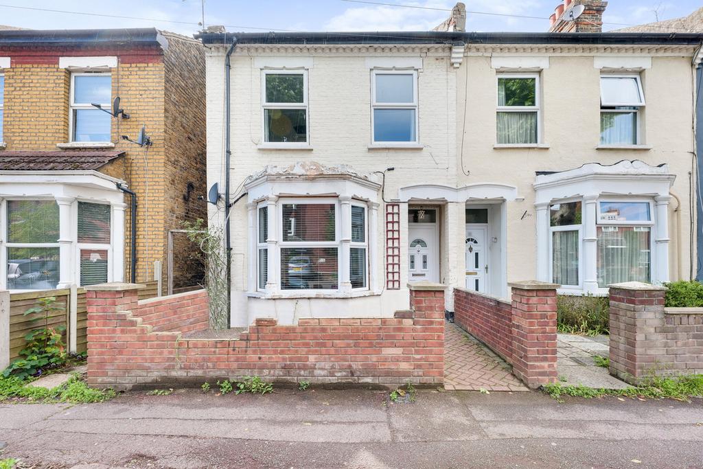 Balmoral Road, Westcliffonsea, SS0 3 bed end of terrace house £300,000