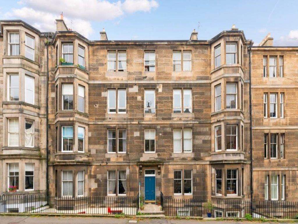 Leslie Place, Stockbridge, Edinburgh 2 bed flat £1,150 pcm (£265 pw)