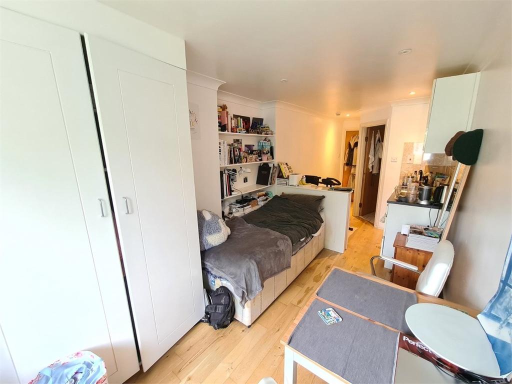 Holdenhurst Avenue, North Finchley, N12 Studio £770 pcm (£178 pw)