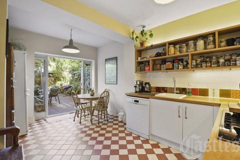 116 Rathcoole Gardens, London, N8 9PG