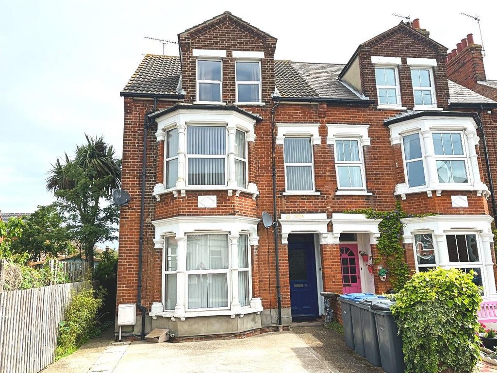 Cobbold Road, Felixstowe 2 bed apartment to rent £900 pcm (£208 pw)
