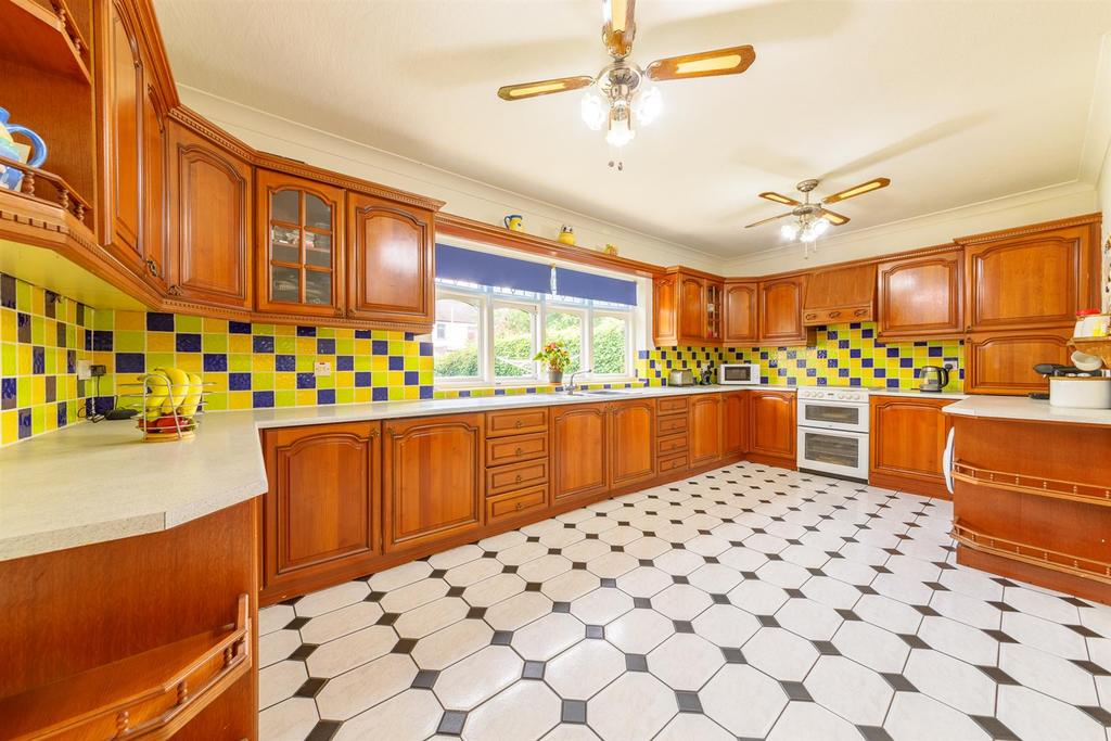 Central Park Road, London 5 bed house £800,000