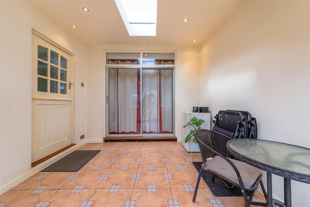 220 Central Park Road    E6 3 DL (113).jpg