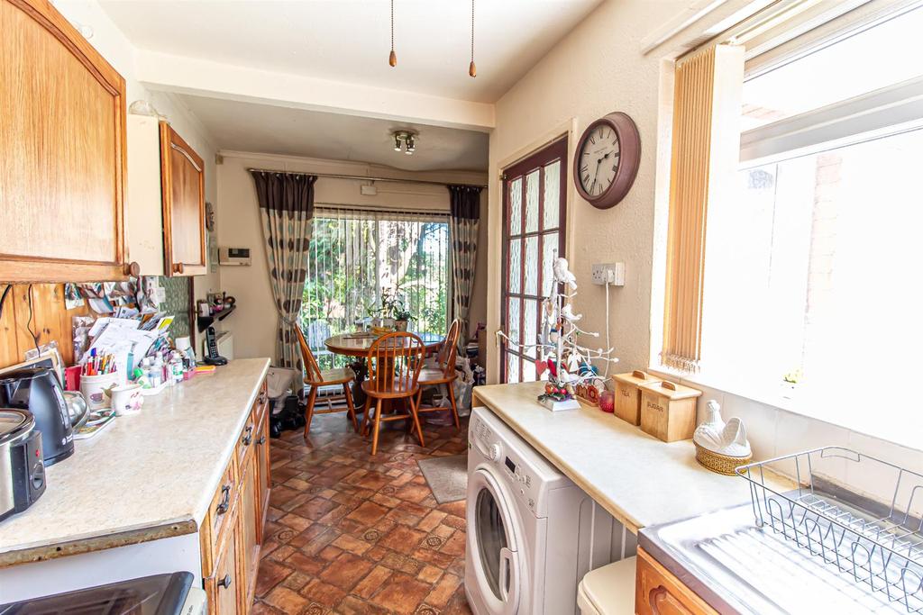 Longford Crescent, Bulwell, Nottingham 2 bed semidetached house £160,000