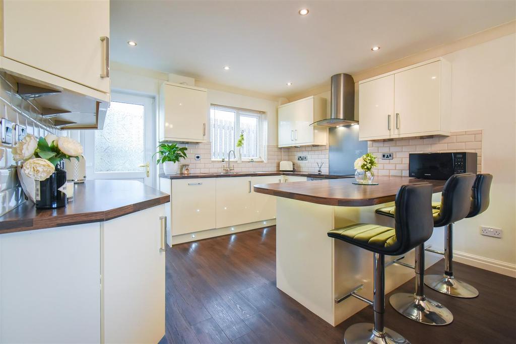 Kitchen/ Dining Room