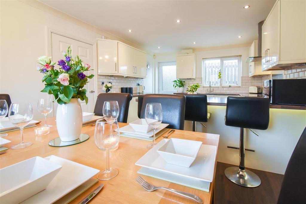 Kitchen/ Dining Room