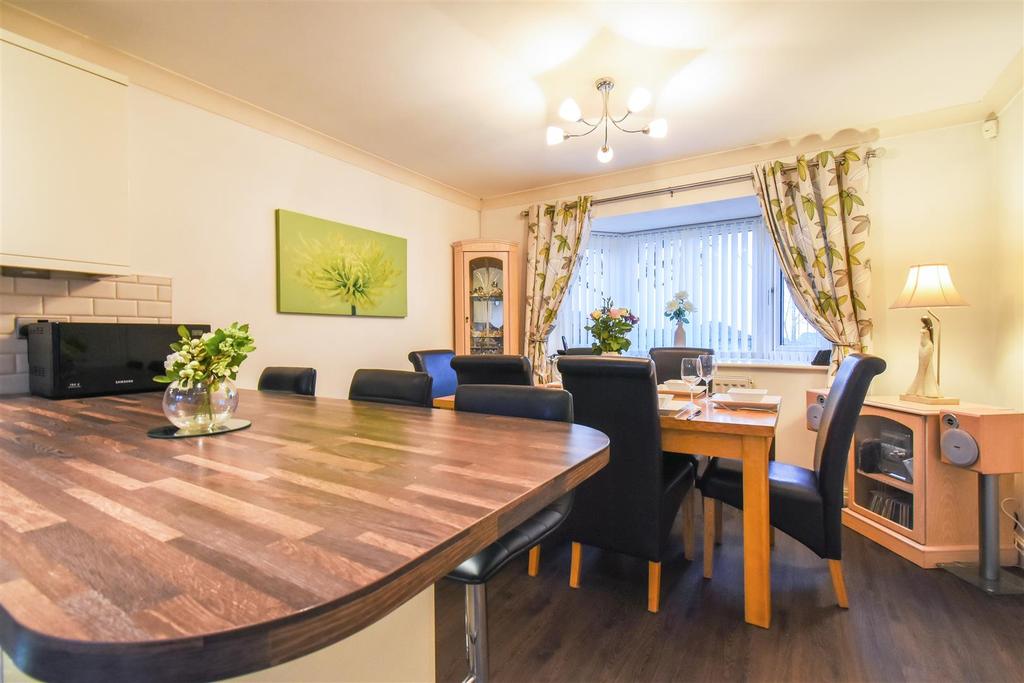 Kitchen/ Dining Room