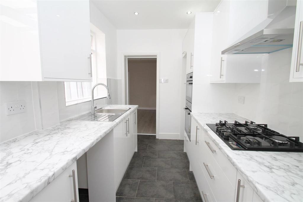 Park Road, Waltham Cross 2 bed house £1,400 pcm (£323 pw)