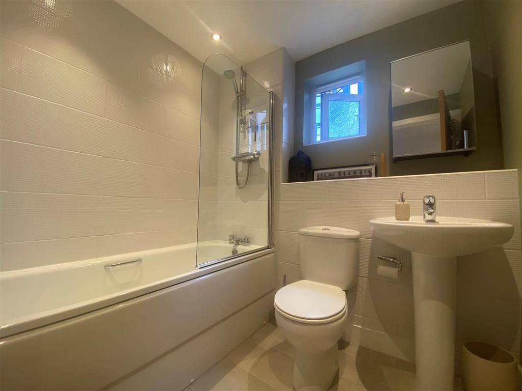 Bathroom 1.jpg