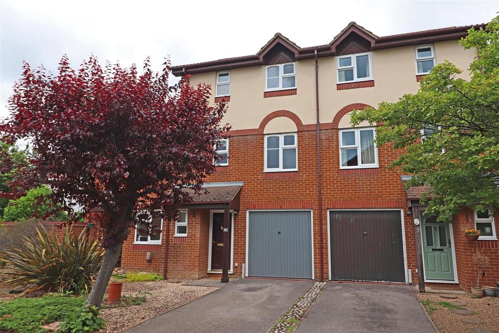 Keats Avenue, Redhill 3 bed semidetached house for sale £485,000